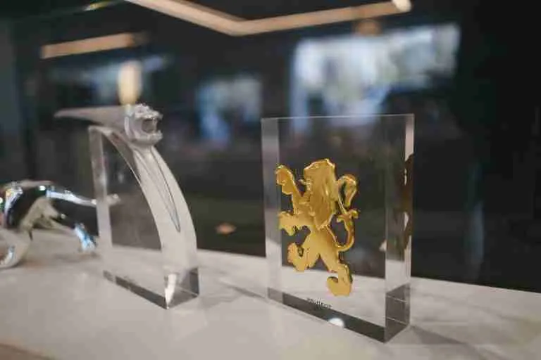 custom plastic fabrication for retail industry